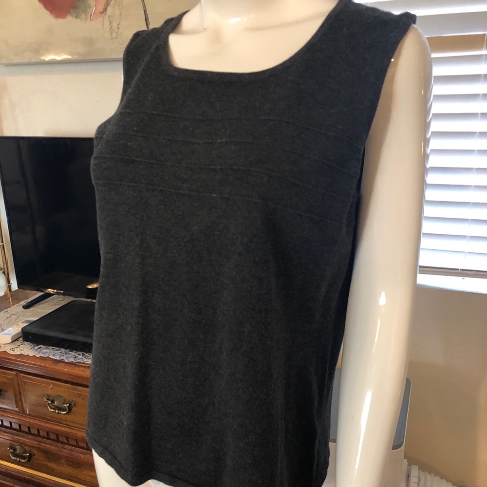 Cable & Gauge sleeveless sweater top